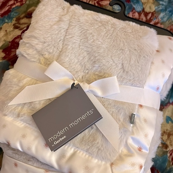 Brand New Modern Moments by Gerber Plush Baby Blanket w/ Satin Trim Neutral - Picture 3 of 13